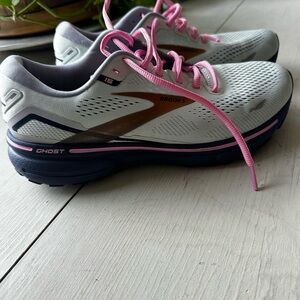 Brooks White and Pink Athletic Shoes with Streamlined Design
